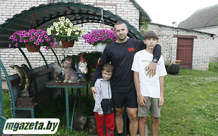 Сыновья Ярослав и Давид учатся у папы быть настоящими хозяевами
