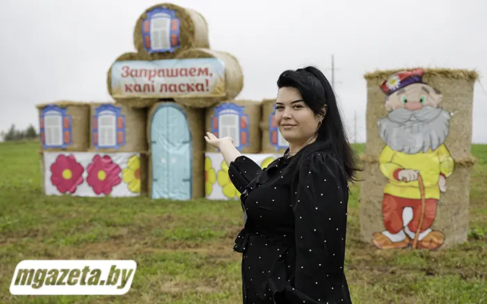Светлана Чубин представляет оригинальную композицию из соломы возле Мыслевичей
