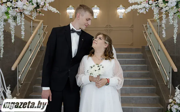 «Не искали знаков в числах и не смотрели в календари примет – мы верим в то, что видим в глазах друг друга», – поделились молодожены