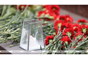 Священник объяснил, почему на кладбищах не нужно оставлять искусственные цветы и устраивать застолья