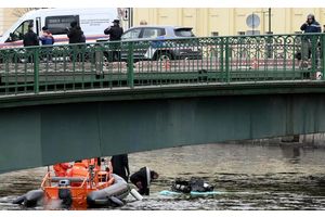 Число погибших при падении автобуса в реку в Санкт-Петербурге выросло до семи