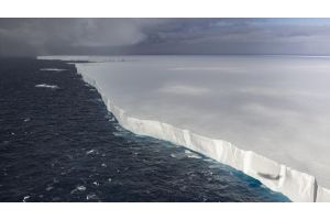 Крупнейший в мире айсберг полностью разрушился