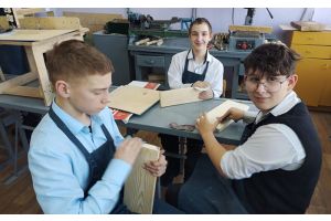 «Успели до морозов!» Школьники позаботились о птичьих столовых в парке Березинского