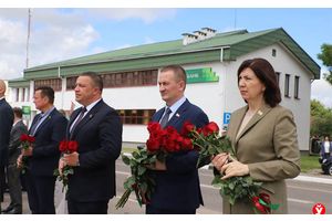 Турчин и Кочанова возложили цветы к Мемориальному комплексу в Любани