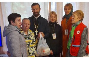 С искренними пожеланиями и подарками