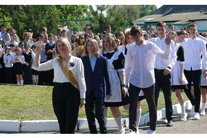 Для десяти выпускников Красненской средней школы прозвучал сегодня последний школьный звонок