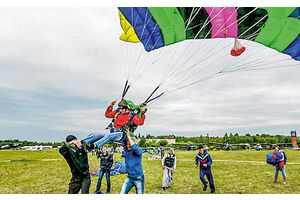 Прыжки с парашютом в небе над Хожово
