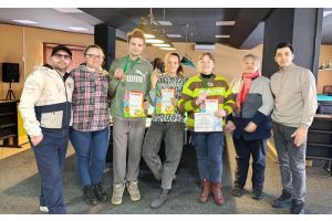 Не слыша ударов, но забивая в цель. В Молодечно в бильярд сыграли глухие и слабослышащие