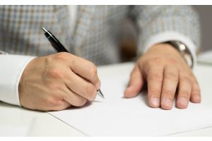 Деятельность по содействию в совершении операций с токенами запрещена!