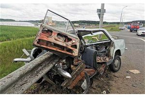 Бесправник на «Жигулях» на молодечненской трассе возле Заславля таранил отбойник — двое в больнице
