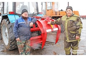 Механізатар ААТ «Палачаны» Іван Батура прыдумаў новы агрэгат для транспарціроўкі і разгрузкі саламяных цюкоў на ферме