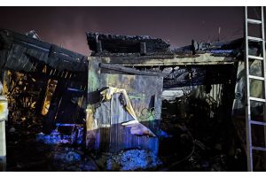 В Молодечно пожар уничтожил крышу хозпостройки