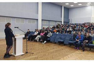 В Молодечно учащимся колледжа разъяснили правила безопасности на железной дороге