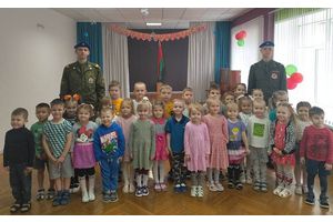 Военнослужащие войсковой части посетили детский сад № 28