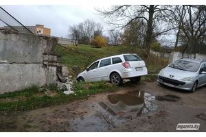 В Радошковичах «Опель» въехал в забор