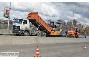 На путепроводе ремонтируется дорожное покрытие