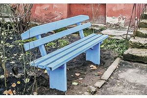 В Молодечно на улице Ясинского возле дома появилась новая скамейка