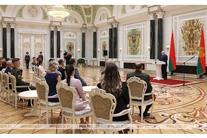 Ваши достижения вдохновляют. Лукашенко вручил награды выпускникам и преподавателям вузов
