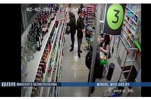 В Молодечно мужчина прихватил дорогой набор для рисования, забытый на кассе в магазине