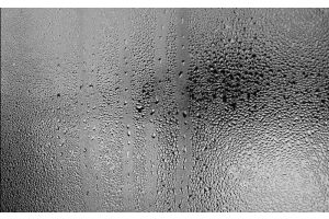 Две стороны запотевшего окна