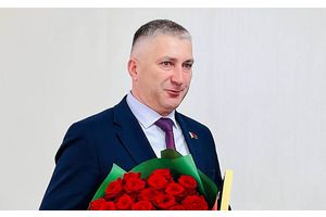 Александр Турчин вручил Почетную грамоту Минского облисполкома Виталию Козлову  