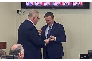 Игорь Карпенко вручил председателю Минского облисполкома Александру Турчину памятную медаль «100 лет образования СССР»