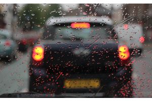 Как вести себя на дороге в дождливую погоду, чтобы не попасть в аварию