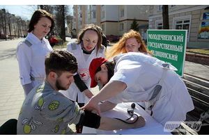 Навучэнцы медкалледжа расказвалі прахожым у Маладзечне пра здаровы лад жыцця