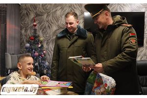 Военные поздравили юного молодечненца