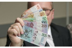 Три года лишения свободы со штрафом в размере 300 базовых величин за получение взятки в крупном размере