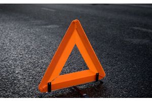 В Молодечненском районе минчанка на «Фольксвагене» врезалась в дерево и оказалась в больнице