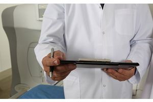 Снизить спортнагрузки и измерять температуру. Что советуют педиатры переболевшим COVID-19 детям