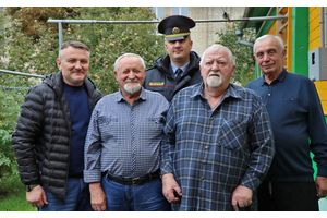 «Не забыт своим коллективом»: в День угро навестили ветерана милиции Николая Жуковца