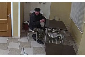 В Молодечно разыскивается мужчина, который забрал забытую в буфете дамскую сумку