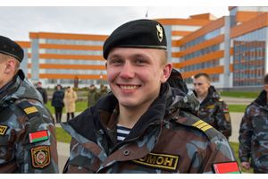 18 сотрудников ОМОНа и ППСМ Минщины стали обладателями черных беретов