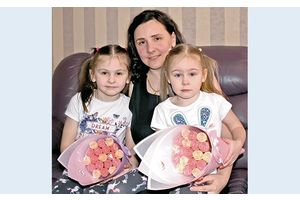 Я сегодня вам принес букет из шоколадных роз…