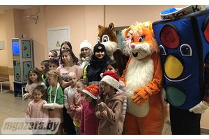 Юные пациенты Молодечненской детской больницы получили подарки и поздравления с Новым годом от Госавтоинспекции Минской области