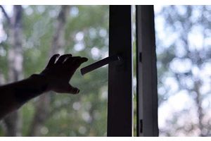 В Молодечно из окна общежития выпала 5-летняя девочка