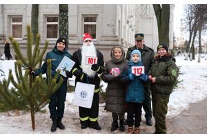 Дарили новогодние деревья и настроение!