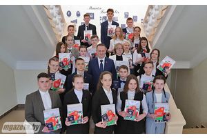 Сегодня – День Конституции Республики Беларусь: юным гражданам торжественно вручили паспорта