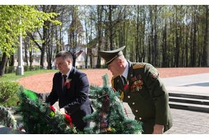 Руководство Молодечненского района возложило цветы к Братской могиле