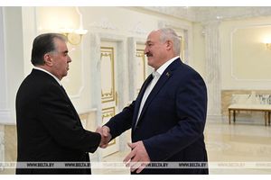 Лукашенко на встрече с Рахмоном заявил о готовности наращивать товарооборот и поддержал открытие мощного торгового центра