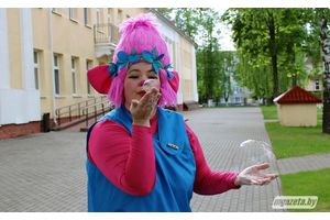 В Молодечно аниматор пускала мыльные пузыри во дворе детской больницы