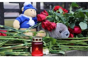Боль у нас общая. У посольства России белорусы возлагают цветы в память о погибших в школе Ижевска