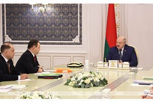 Зарплата и денежное довольствие бюджетников стали темой совещания у Лукашенко