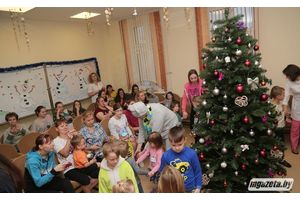 Кіраўніцтва раёна ўручыла падарункі дзецям з інваліднасцю і пацыентам бальніцы