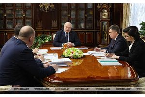 Лукашенко обратил внимание Пиневича на лечение людей в районах и анонсировал внезапные проверки