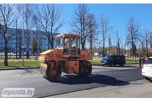 На улице Великий Гостинец укладывают асфальт