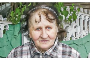 Она своя в родной деревеньке