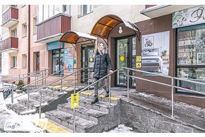 Если есть вероятность падения, должны быть поручни
